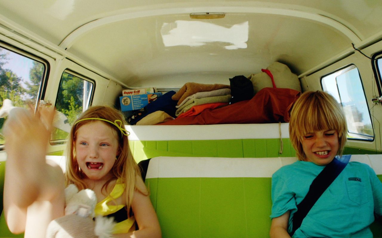 Kinderen in een groen Volkswagen busje